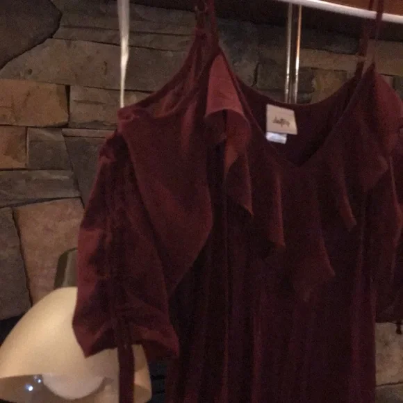 đź‘‹Burgundy Cold Shoulder Blouse size M - Picture 5 of 7